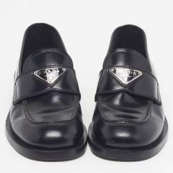 مملوكة مسبقًا حذاء لوفرز سليب أون ببرادا مثلث شعار جلد لامع أسود مقاس 37