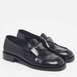 مملوكة مسبقًا حذاء لوفرز سليب أون ببرادا مثلث شعار جلد لامع أسود مقاس 37