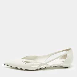 Pre Owned حذاء باليرينا فلات برادا جلد أبيض بتصميم مفرغ مقدمة مدببة مقاس 40