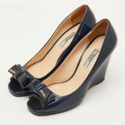 Pre Owned حذاء كعب عالي برادا مقدمة مفتوحة جلد لامع أزرق كحلي مع فيونكة مقاس 38