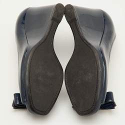 Pre Owned حذاء كعب عالي برادا مقدم ة مفتوحة جلد لامع أزرق كحلي مع فيونكة مقاس 38