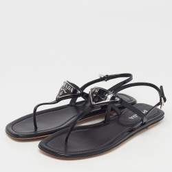 مملوكة مسبقًا صندل إصبع فلات برادا جلد ثعبان أسود مزخرف مقاس 38