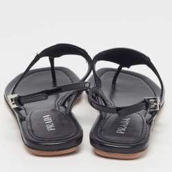 مملوكة مسبقًا صندل إصبع فلات برادا جلد ثعبان أسود مزخرف مقاس 38