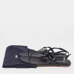 مملوكة مسبقًا صندل إصبع فلات برادا جلد ثعبان أسود مزخرف مقاس 38