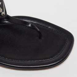 مملوكة مسبقًا صندل إصبع فلات برادا جلد ثعبان أسود مزخرف مقاس 38