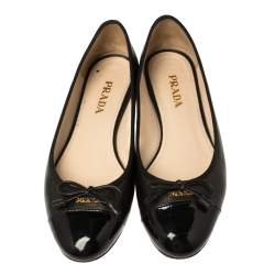 Pre Owned حذاء باليرينا فلات برادا مزين فيونكة مزينة شعار الماركة جلد لامع أسود مقاس 37