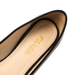 Pre Owned حذاء باليرينا فلات برادا مزين فيونكة مزينة شعار الماركة جلد لامع أسود مقاس 37