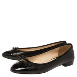 Pre Owned حذاء باليرينا فلات برادا مزين فيونكة مزينة شعار الماركة جلد لامع أسود مقاس 37