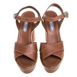 مملوكة مسبقًا صندل برادا سيور متعاكسة و سير كاحل و نعل سميك جلد بني مقاس 39.5