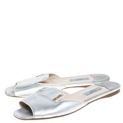 Pre Owned صندل سلايد فلات برادا جلد سافيانو فضي مقاس 37.5