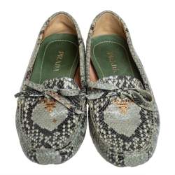 مملوكة مسبقًا حذاء لوفرز برادا سليب أون جلد نقش ثعبان أخضر مقاس 38