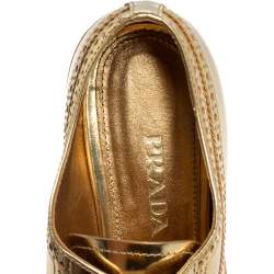 Pre Owned حذاء دربي برادا نعل سميك بطرف متعرج جلد بروغي ذهبي مقاس 39