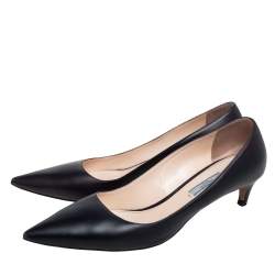 مملوكة مسب قًا حذاء كعب عالي برادا جلد أسود بمقدمة مدببة وكعب كتين مقاس 42