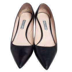 مملوكة مسبقًا حذاء كعب عالي برادا جلد أسود بمقدمة مدببة وكعب كتين مقاس 42