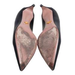 مملوكة مسبقًا حذاء كعب عالي برادا جلد أسود بمقدمة مدببة وكعب كتين مقاس 42