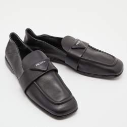 مملوكة مسبقًا Prada Black Leather Logo Loafers Size 40