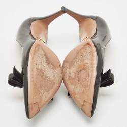 مملوكة مسبقًا Prada Black Patent Leather Bow Pumps Size 37