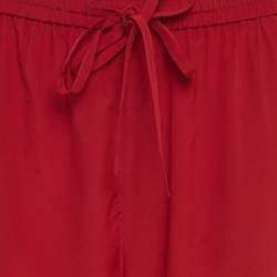 مملوكة مسبقًا بنطلون ريد فالنتينو حرير أحمر مع رباط مقاس متوسط