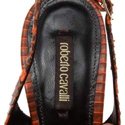 Pre Owned صندل روبرتو كافالي جلد ثعبان الماء بني/برتقالي بفتحة كعب مقاس 38.5