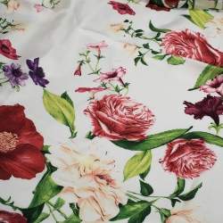 مملوكة مسبقًا وشاح روبرتو كافالي مربع حرير طباعة زهور كريمي