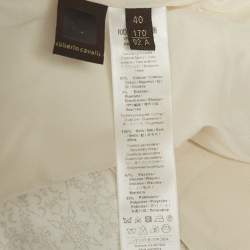 Pre Owned طقم بليزر وبنطال روبرتو كافالي مطبوع عليه بايزلي أبيض باهت صغير