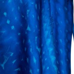 Pre Owned توب روبرتو كافالي حافة غير متماثلة مزين بروش حرير مطبوع نقشة الفهد أزرق مقاس صغير (سمول)