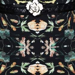 مملوكة مسبقًا فستان روبرتو كافالي مزين بروش مورد جيرسيه مطبوع اورينتال غاردن أسود مقاس وسط (ميديوم)