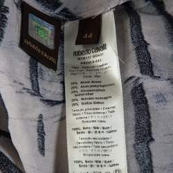 مملوكة مسبقًا فستان روبرتو كافالي ياقة ملتفة حول الرقبة تفاصيل ريش مطبوع أزرق داكن M