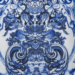 Pre Owned فستان ماكسي روبرتو كافالي جيرسيه مطبوع أبيض وأزرق دانتيل مزين بلا أكمام مقاس متوسط - ميديوم