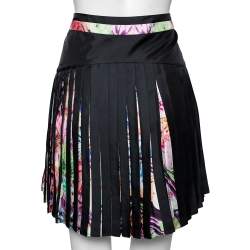 Pre Owned تنورة قصيرة روبرتو كافالي حرير مطبوع مورد وأسود بطيات مقاس متوسط (ميديوم)