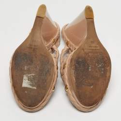 مملوكة مسبقًا صندل روبerto كافالي جلدي مضفر ذهبي بكعب عريض بحزام للكاحل مقاس 38