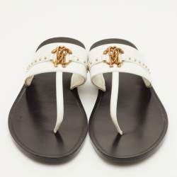 مملوكة مسبقًا حذاء فلات سيور جلد أبيض مرصع روبرتو كافالي مقاس 39