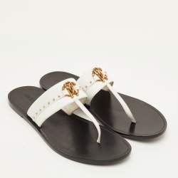 مملوكة مسبقًا حذاء فلات سيور جلد أبيض مرصع روبرتو كافالي مقاس 39