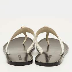 مملوكة مسبقًا حذاء فلات سيور جلد أبيض مرصع روبرتو كافالي مقاس 39