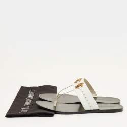 مملوكة مسبقًا حذاء فلات سيور جلد أبيض مرصع روبرتو كافالي مقاس 39