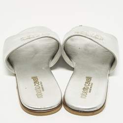 مملوكة مسبقًا شريحة مسطحة روبيرتو كافالي بشعار مطرز جلد فضي مقاس 36