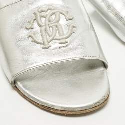 مملوكة مسبقًا شريحة مسطحة روبيرتو كافالي بشعار مطرز جلد فضي مقاس 36