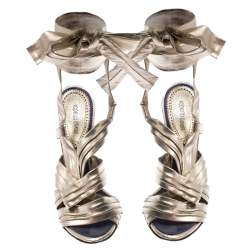 مملوكة مسبقًا صندل روبرتو كافالي جلد ذهبي ميتاليك بحزام للكاحل سيور ملتفة مقاس 35.5