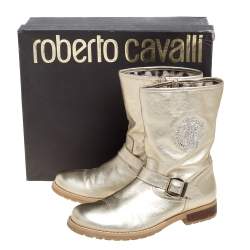 مملوكة مسبقًا حذاء بوت كاحل روبرتو كافالي مزين إبزيم مزخر ف شعار الماركة جلد ذهبي مقاس 38