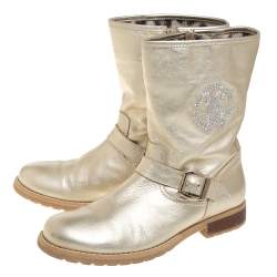 مملوكة مسبقًا حذاء بوت كاحل روبرتو كافالي مزين إبزيم مزخر ف شعار الماركة جلد ذهبي مقاس 38