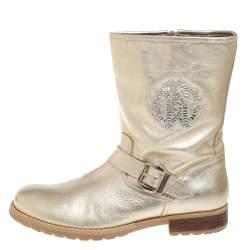 مملوكة مسبقًا حذاء بوت كاحل روبرتو كافالي مزين إبزيم مزخر ف شعار الماركة جلد ذهبي مقاس 38