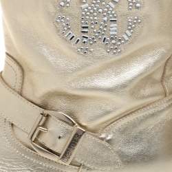 مملوكة مسبقًا حذاء بوت كاحل روبرتو كافالي مزين إبزيم مزخر ف شعار الماركة جلد ذهبي مقاس 38