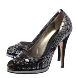 Pre Owned حذاء كعب عالي روبرتو كافالي مزخرف مقدمة مفتوحة زخرفة حرشفة جلد السمكة و سويدي ذهبي أسود مقاس 40