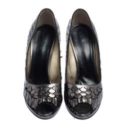 Pre Owned حذاء كعب عالي روبرتو كافالي مزخرف مقدمة مفتوحة زخرفة حرشفة جلد السمكة و سويدي ذهبي أسود مقاس 40