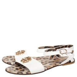 Pre Owned صندل فلات روبرتو كافالي جلد أبيض لامع مزخرف مقاس 37