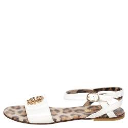 Pre Owned صندل فلات روبرتو كافالي جلد أبيض لامع مزخرف مقاس 37