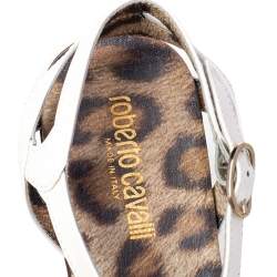 Pre Owned صندل فلات روبرتو كافالي جلد أبيض لامع مزخرف مقاس 37