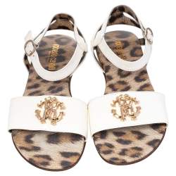 Pre Owned صندل فلات روبرتو كافالي جلد أبيض لامع مزخرف مقاس 37