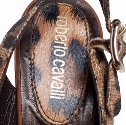 مملوكة مسبقًا صندل روبرتو كافالي إسبادريل جلد بني طباعة تايغر كعب روكي حزام للكاحل مقاس 38 