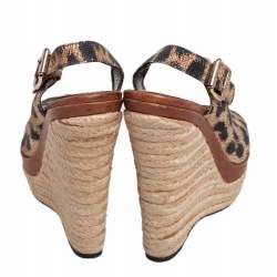 مملوكة مسبقًا صندل روبرتو كافالي إسبادر يل جلد بني طباعة تايغر كعب روكي حزام للكاحل مقاس 38 